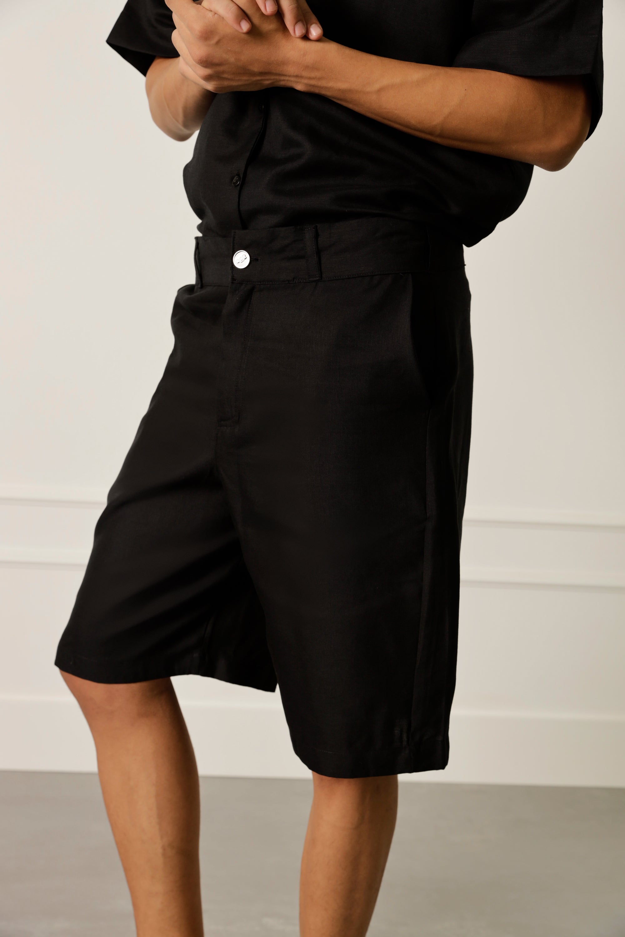 Black bermuda shorts in linen